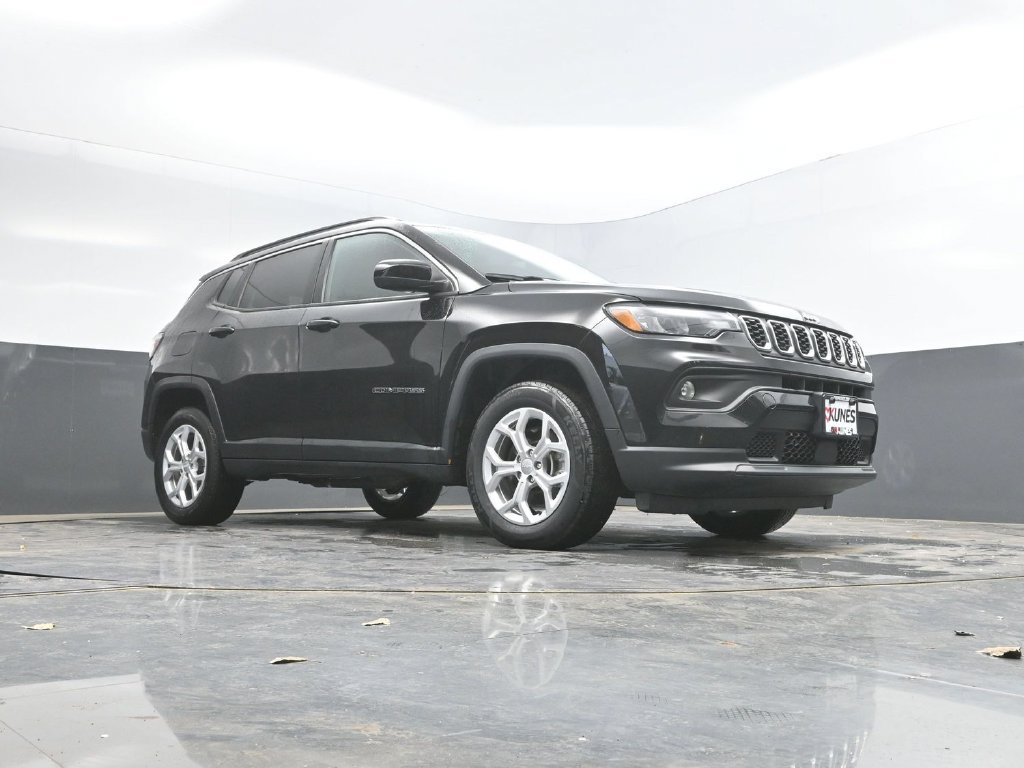 Used 2024 Jeep Compass Latitude AWD/4WD image 32