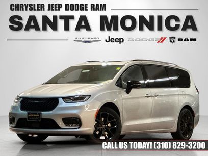 New 2026 Chrysler Pacifica Limited w/ Uconnect Theater Family Group