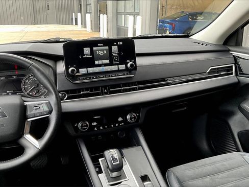 Used 2024 Mitsubishi Outlander SE Black Edition image 6