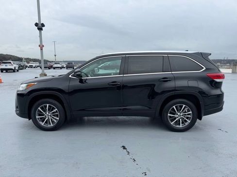 Used 2017 Toyota Highlander XLE image 2