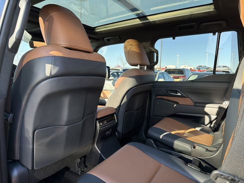 Used 2024 Lexus GX 550 w/ Accessory Package (Z1) image 13