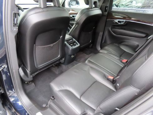 Used 2017 Volvo XC90 T6 Momentum w/ Vision Package image 13