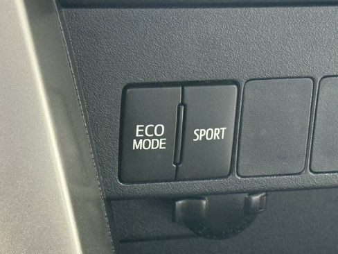 Used 2015 Toyota RAV4 XLE FWD image 11