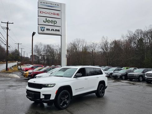 Used 2023 Jeep Grand Cherokee L Laredo image 1