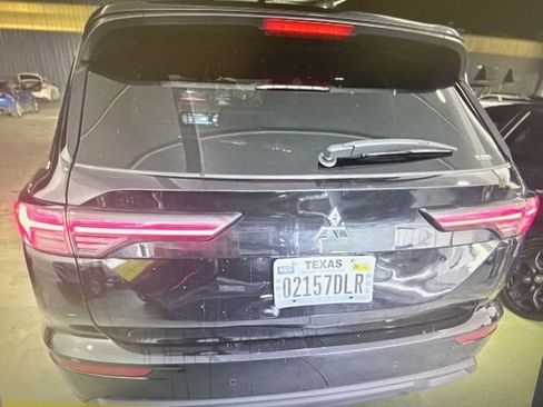 Used 2025 Mitsubishi Outlander SE image 4