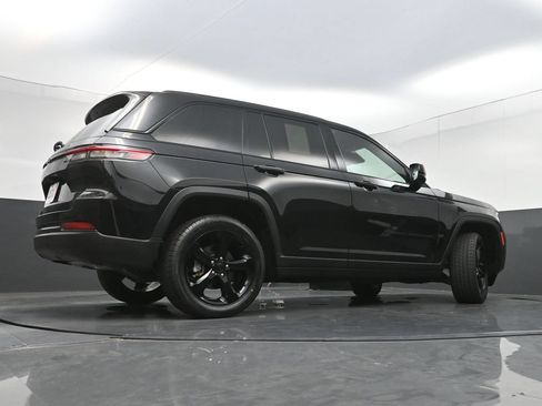 Used 2022 Jeep Grand Cherokee Altitude AWD/4WD image 33