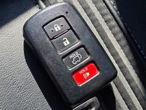 Used 2018 Toyota Highlander SE AWD/4WD image 35