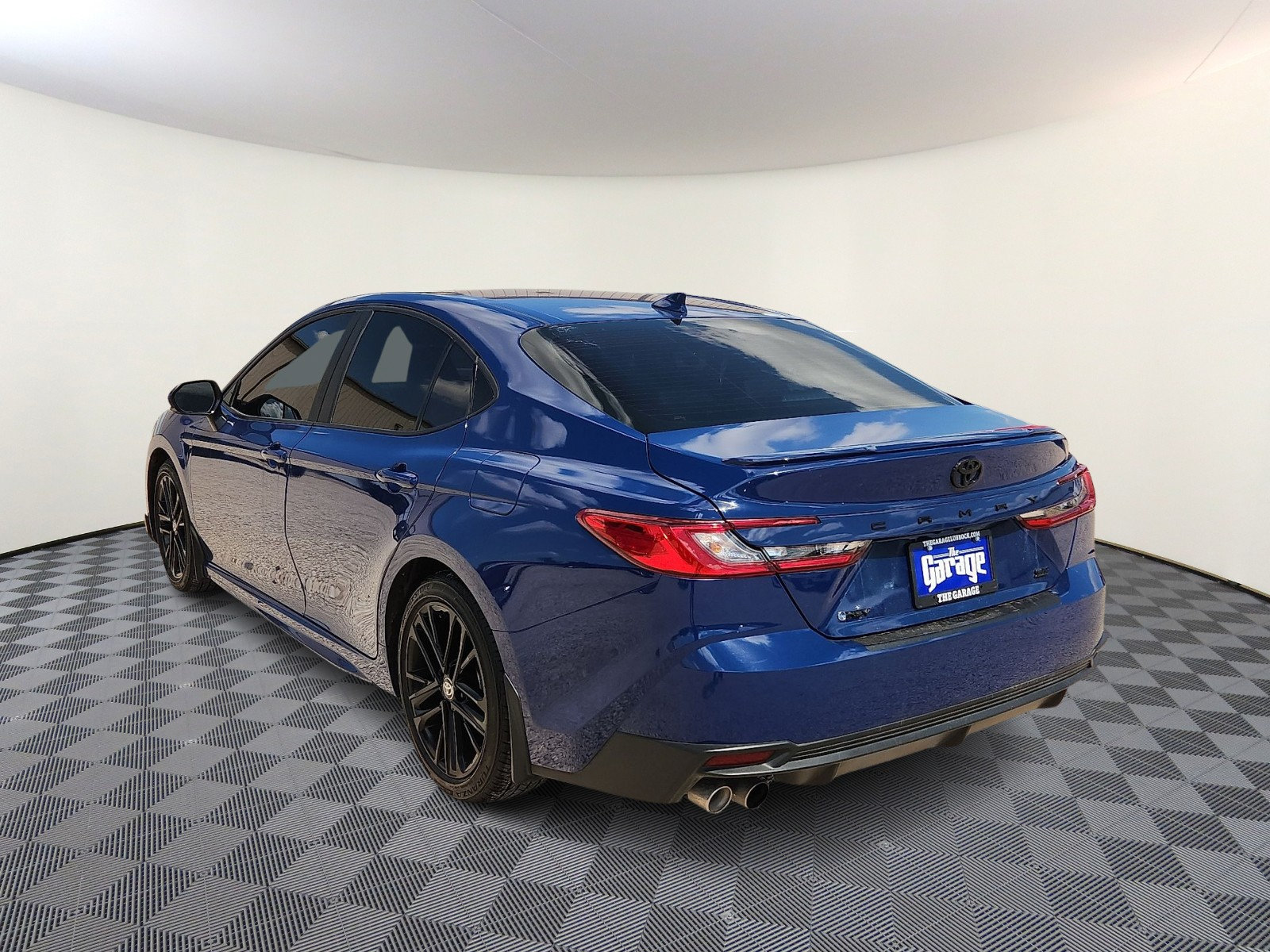 Used 2025 Toyota Camry SE w/ Convenience Package FWD image 3