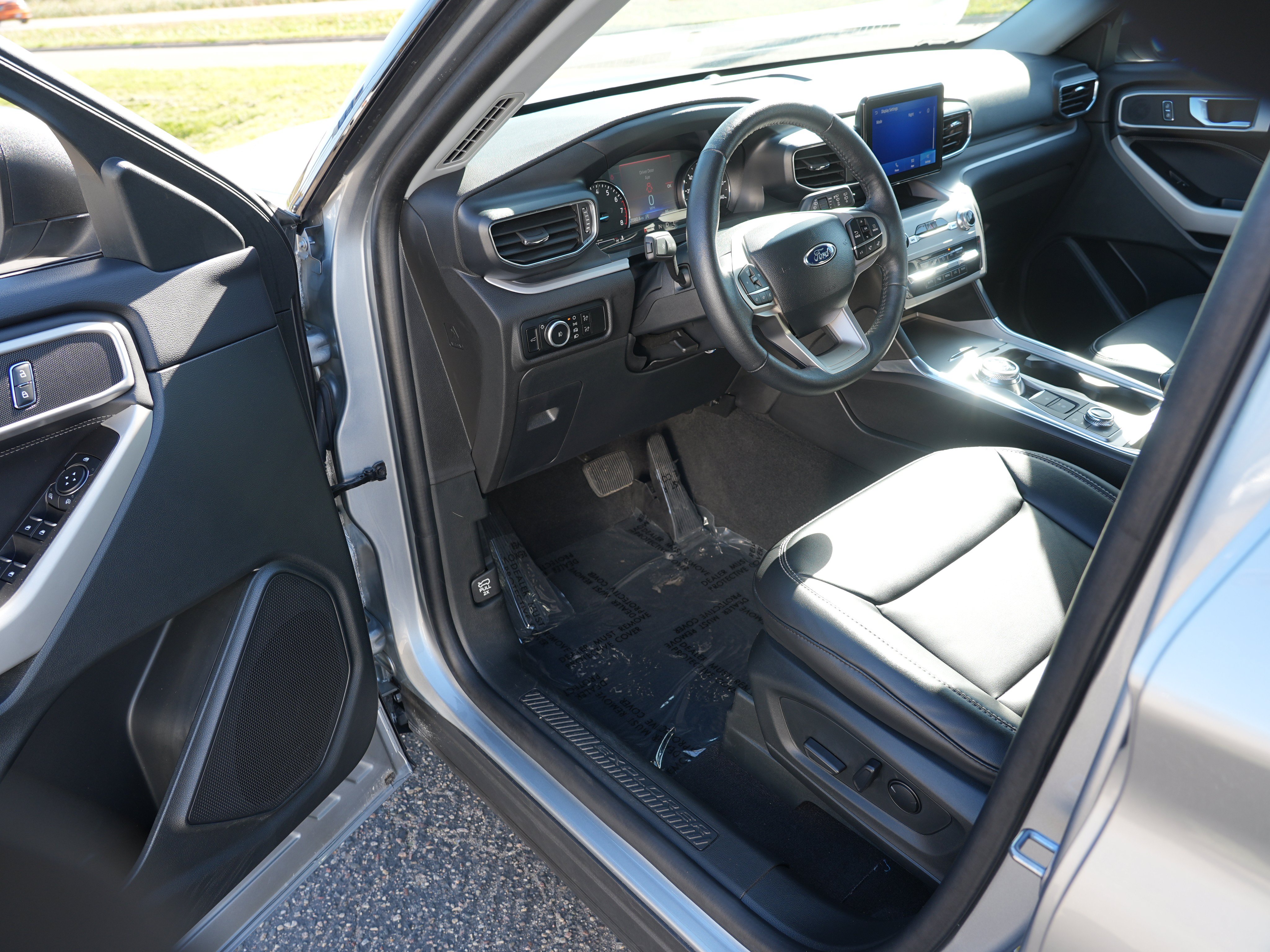Used 2024 Ford Explorer XLT w/ Equipment Group 202A AWD/4WD image 15