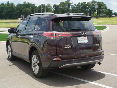 Used 2018 Toyota RAV4 Limited FWD image 12