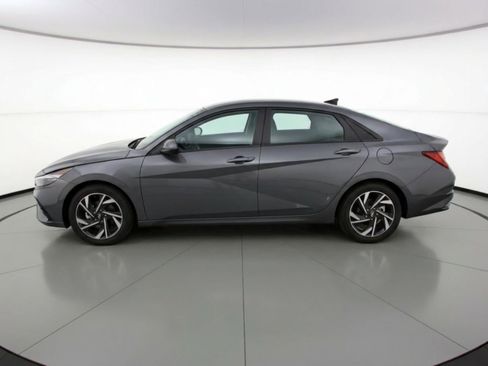 Used 2025 Hyundai Elantra SEL image 3