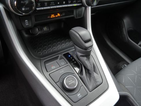 Certified 2025 Toyota RAV4 XLE AWD/4WD image 25