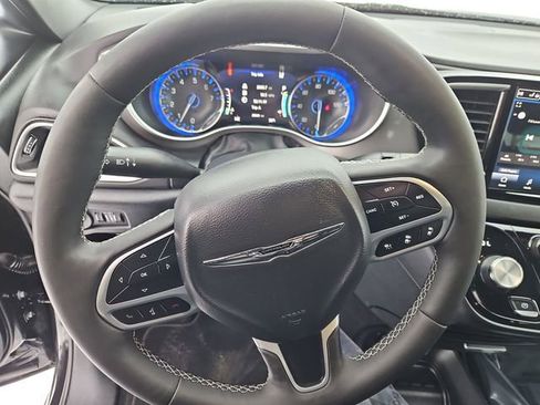 Used 2025 Chrysler Pacifica Select image 25