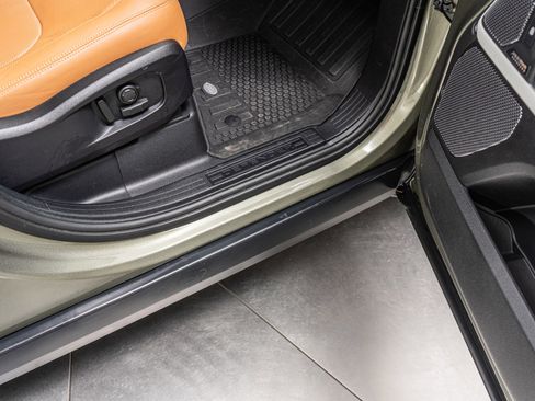 Used 2024 Land Rover Defender 110 SE image 35