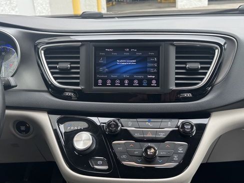 Used 2020 Chrysler Pacifica Touring-L image 19