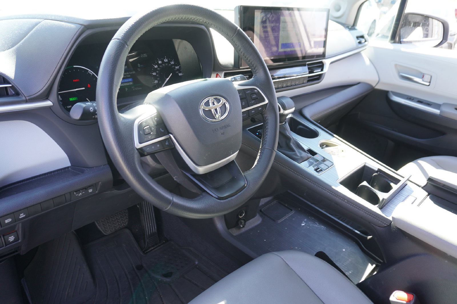 Used 2025 Toyota Sienna XLE w/ XLE Plus Package FWD image 6