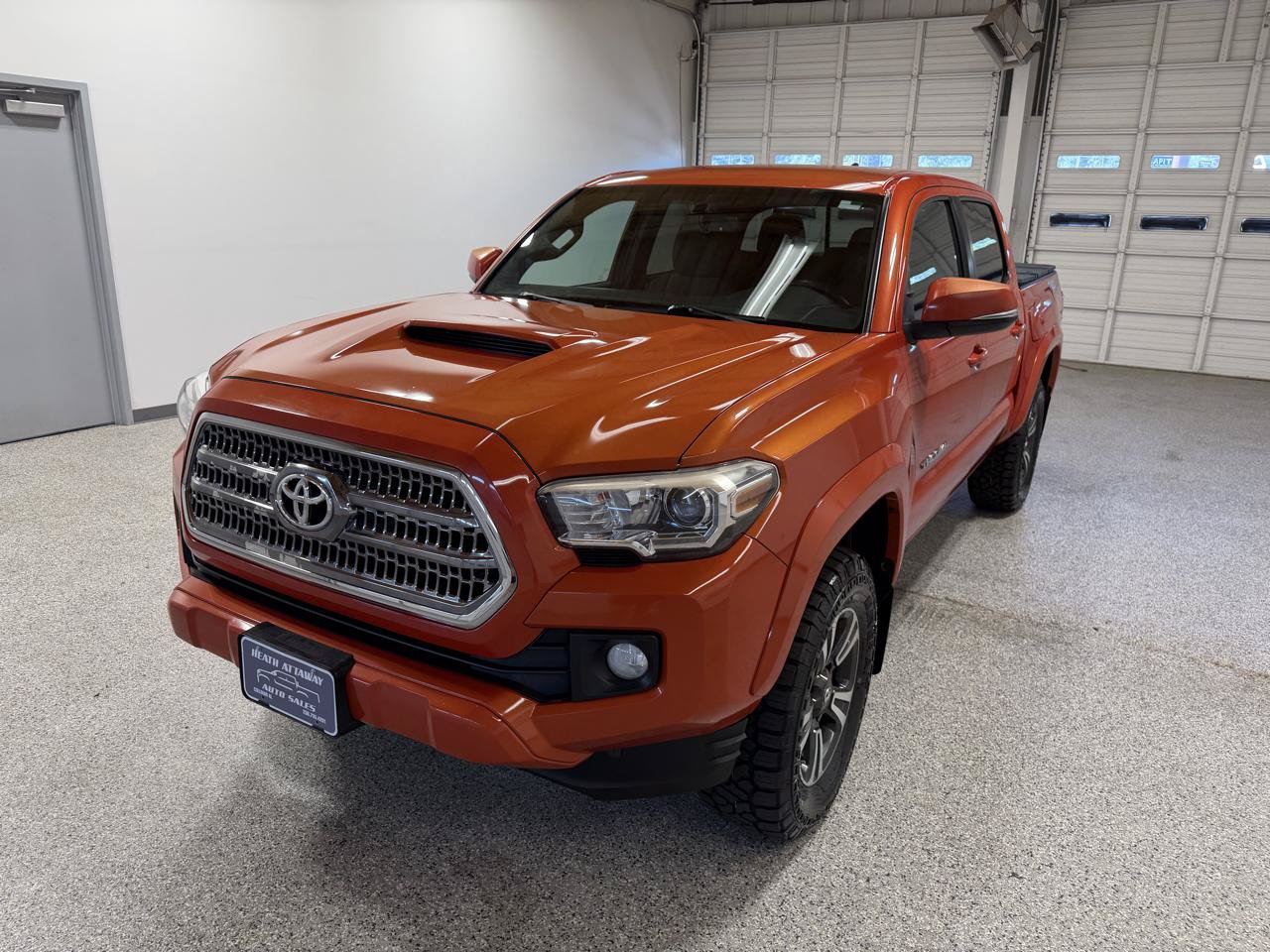 Used 2017 Toyota Tacoma TRD Sport w/ Tow Package (A/T) AWD/4WD image 2