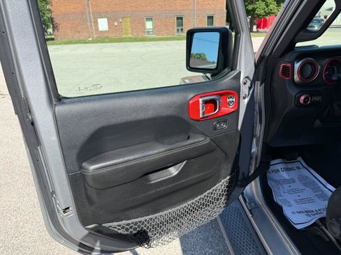 Used 2018 Jeep Wrangler Unlimited Sahara w/ Dual Top Group AWD/4WD image 9