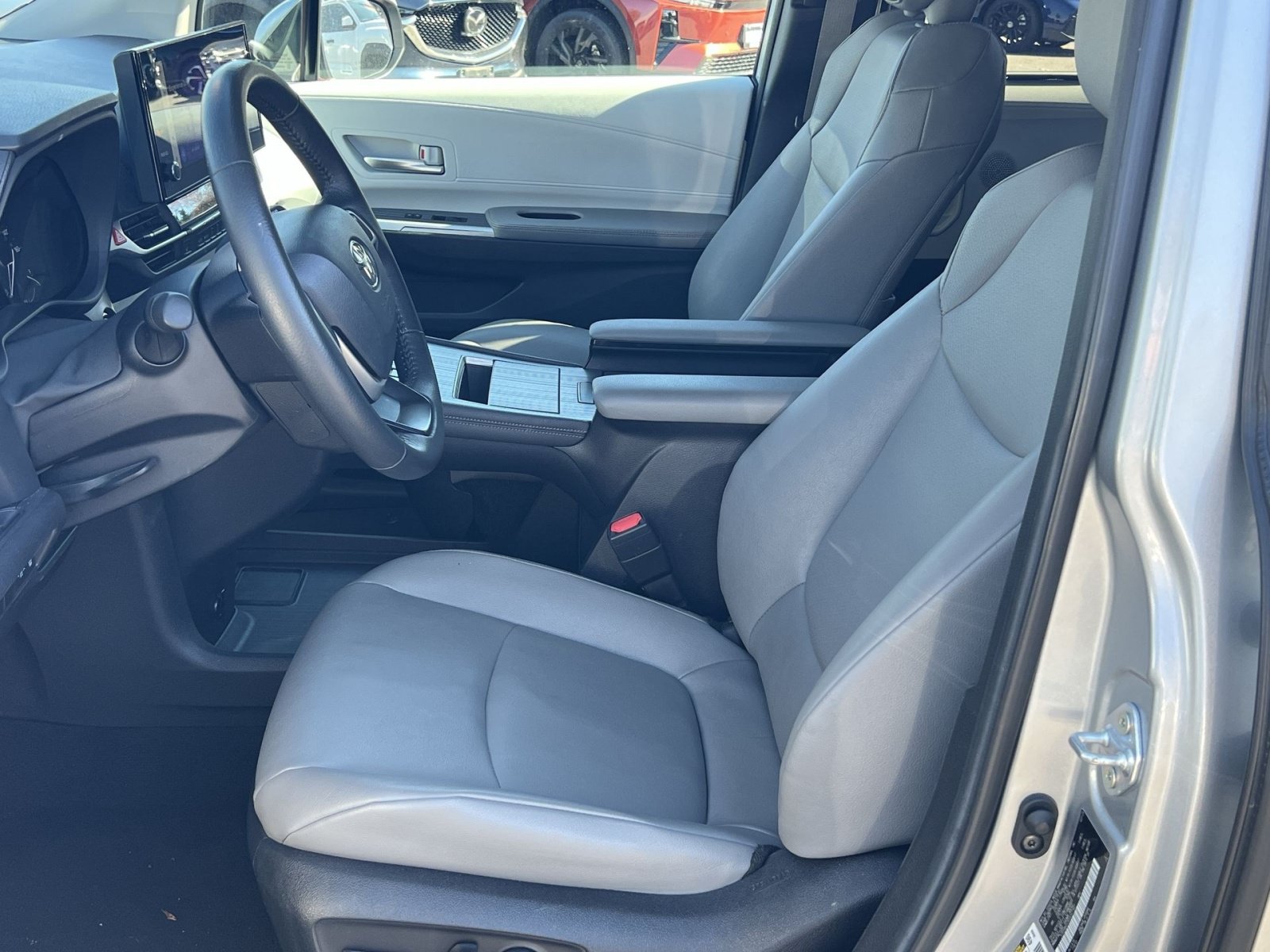 Used 2025 Toyota Sienna XLE FWD image 14