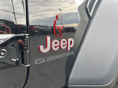 Used 2022 Jeep Gladiator Rubicon w/ Cold Weather Group image 13