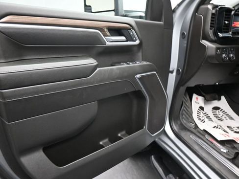 Used 2025 Chevrolet Silverado 2500 LT AWD/4WD image 2