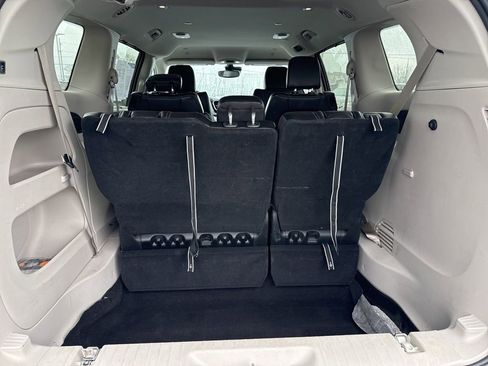 Used 2023 Chrysler Pacifica Touring-L image 20