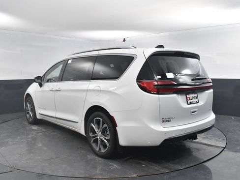 New 2026 Chrysler Pacifica Pinnacle w/ Trailer Tow Group AWD/4WD image 7