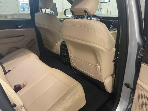 Used 2024 Jeep Grand Cherokee Limited image 32