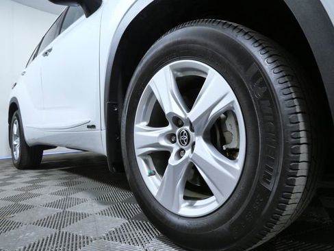 Used 2022 Toyota Highlander LE image 2