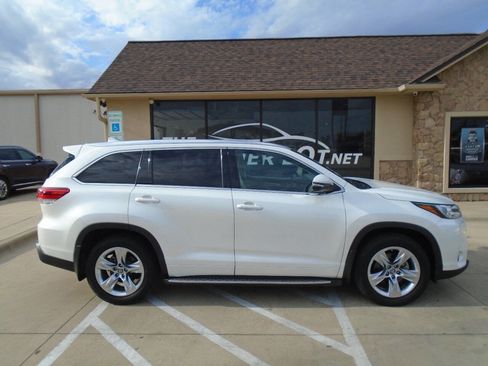 Used 2019 Toyota Highlander FWD V6 image 2