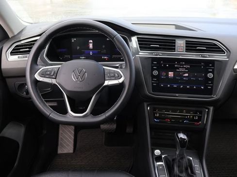 Certified 2023 Volkswagen Tiguan SE w/ Panoramic Sunroof Package FWD image 15