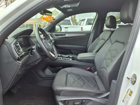 Used 2025 Volkswagen Atlas Cross Sport SE image 17