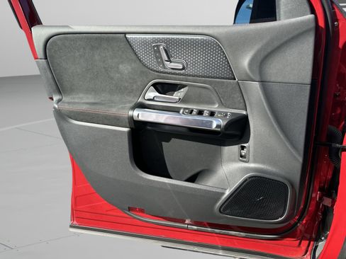 Used 2024 Mercedes-Benz EQB 300 4MATIC image 26