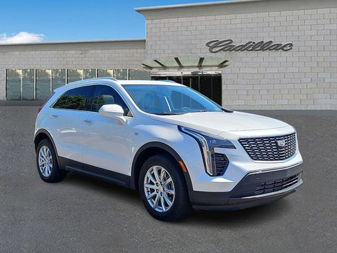 Certified 2023 Cadillac XT4 Luxury w/ Cold Weather Package AWD/4WD image 3