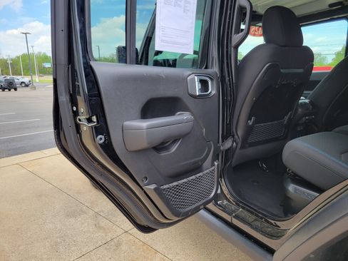 Used 2025 Jeep Wrangler Unlimited Rubicon 4xe w/ Convenience Group AWD/4WD image 20