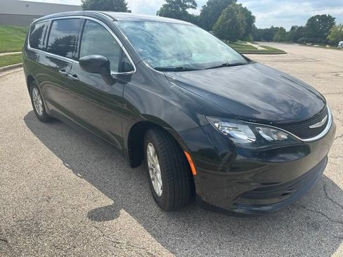 Used 2017 Chrysler Pacifica Touring FWD image 4