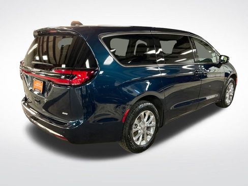 Used 2023 Chrysler Pacifica Touring-L image 5