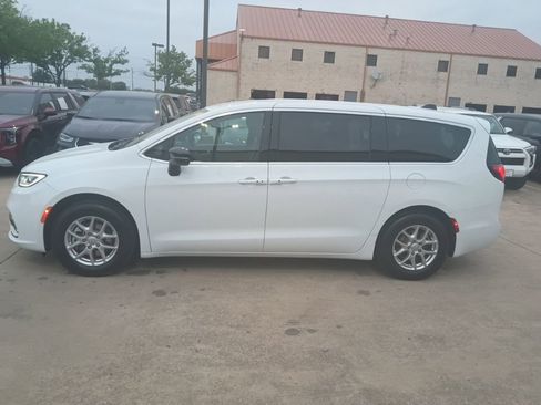 Used 2025 Chrysler Pacifica Select image 4