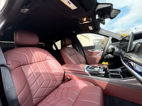 Used 2025 BMW 760i xDrive w/ Premium Package image 16