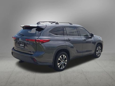Used 2020 Toyota Highlander XLE AWD/4WD image 6