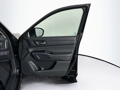 Used 2025 Nissan Pathfinder SL image 34