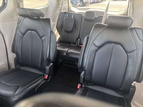 Used 2024 Chrysler Pacifica Touring-L FWD image 13