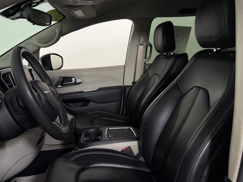 Used 2023 Chrysler Pacifica Touring-L FWD image 15