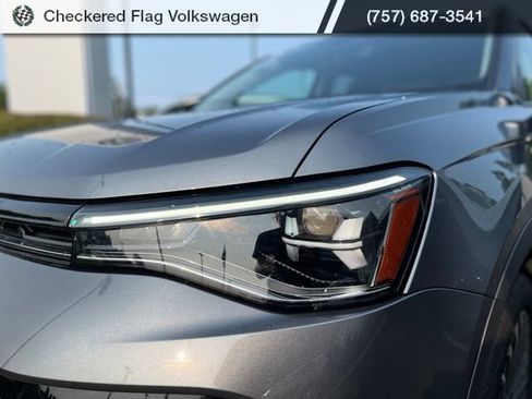 Certified 2025 Volkswagen Taos SE FWD image 11