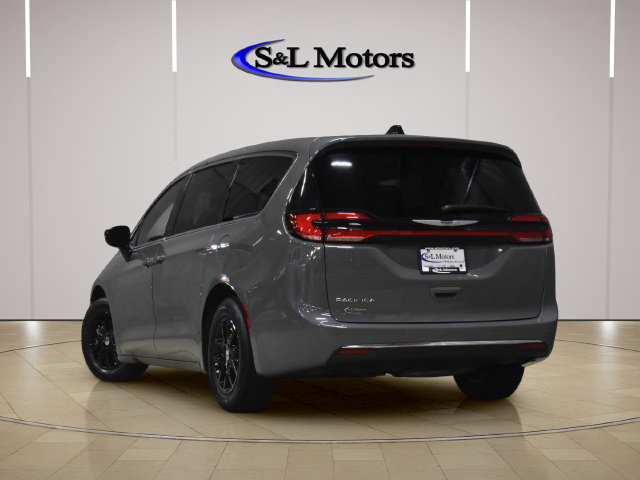 Certified 2025 Chrysler Pacifica Select FWD image 5