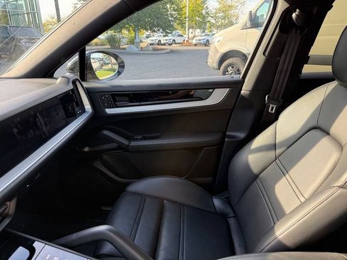Used 2024 Porsche Cayenne Coupe AWD/4WD image 18