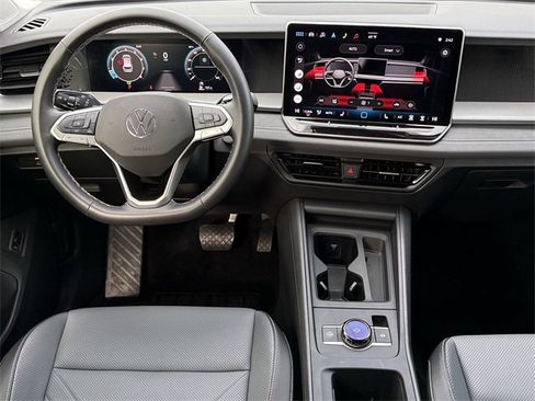 Certified 2025 Volkswagen Tiguan SE image 9