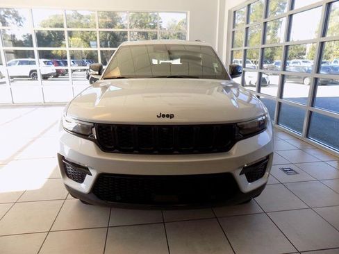 New 2025 Jeep Grand Cherokee Limited w/ Luxury Tech Group II RWD image 2