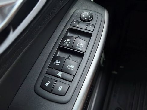 Used 2021 Jeep Cherokee Latitude Lux w/ Comfort/Convenience Group AWD/4WD image 19