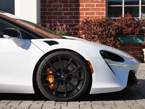 Used 2023 McLaren Artura image 7